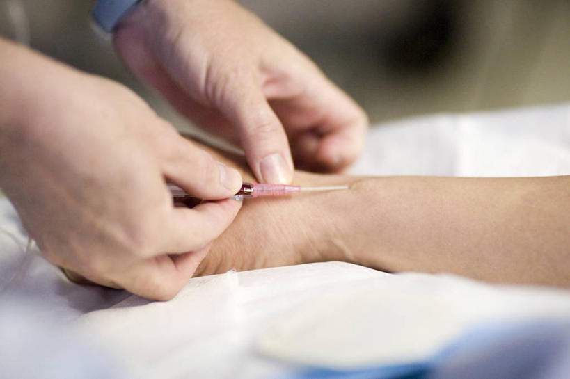 西方人,手,两个人,医院,躺,横图,室内,白天,正面,床,欧洲,欧洲人,一张,阴影,光线,影子,床单,拿,拿着,被子,阳光,手部,打针,注射,单人床,被单,针头,医疗机构,卧着,女人,女性,中年女性,白种人,躺着,卧,半身,彩图,病院,诊所