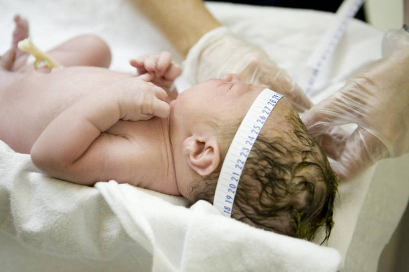 婴儿,儿童,手,三个人,医生,躺,横图,俯视,室内,白天,纯洁,装修,建筑,一根,握,阴影,光线,测量,皮尺,影子,刻度,灯光,拿,拿着,小孩,阳光,尺,软尺,医护人员,医疗人员,手部,可爱,握着,活泼,测量工具,白布,尺子,宝宝,出生,纯真,烂漫,无邪,量具,量仪,塑料卷尺,诞生,纤维尺,纤维圆尺,圆尺,出世,卧着,伶俐,天真,年轻男性,孩子,大夫,躺着,卧,半身,彩图,高角度拍摄