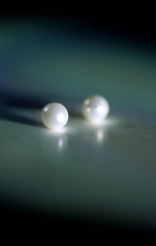 无人,竖图,俯视,室内,白天,幸福,纯洁,桌面,阴影,紫色背景,反光,光线,影子,珍珠,灯光,两颗,一对,白色,健康,摄影,影棚,贵重,珍贵,富有,宝贵,有机宝石,彩图,高角度拍摄,影棚拍摄,拍摄