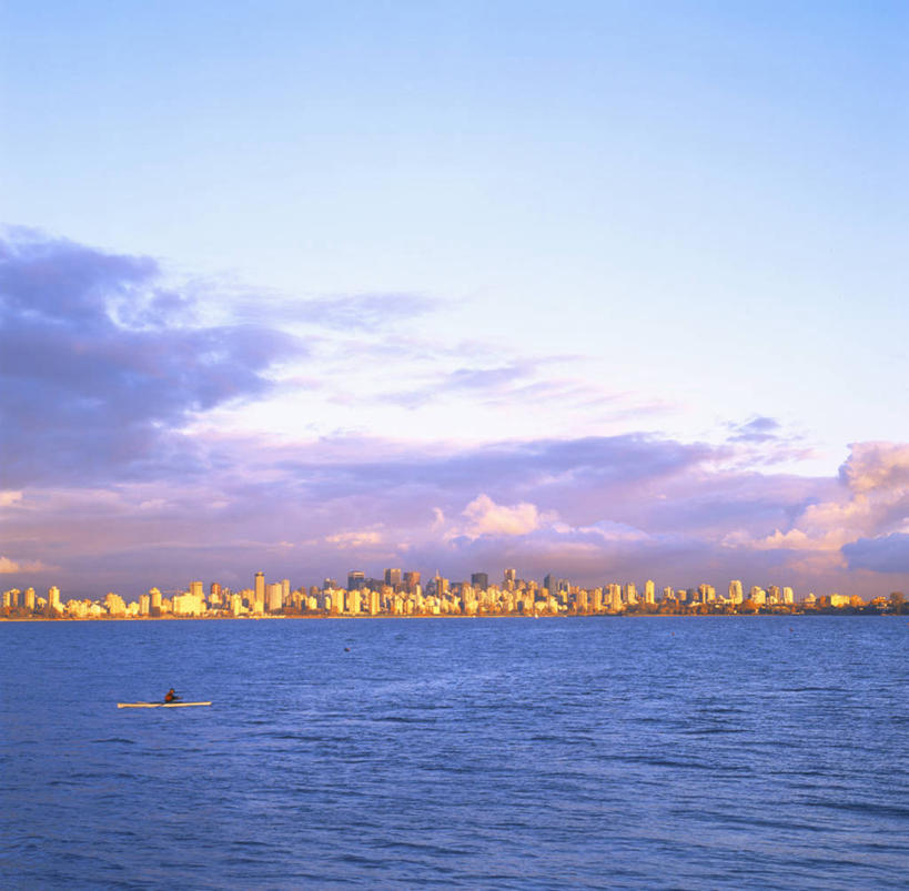 无人,高楼大厦,横图,室外,白天,正面,度假,海浪,海洋,美景,城市风光,标志建筑,城市,大厦,地标,建筑,摩天大楼,加拿大,一艘,阴影,反光,光线,影子,景观,浪花,云,云朵,船只,云彩,娱乐,建设,蓝色,白云,蓝天,天空,阳光,海水,天,享受,休闲,景色,放松,北美,北美洲,美洲,海景,北亚美利加洲,亚美利加洲,大海,风浪,海,海水的波动,近岸浪,涌浪,彩图,大楼,高层建筑,高楼,摩天楼