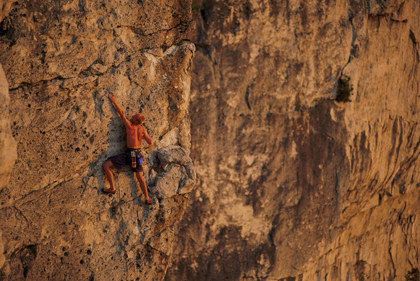 西方人,一个人,攀登,横图,俯视,室外,白天,锻炼,旅游,度假,探险,运动,攀岩,石头,美景,山,山脉,欧洲,欧洲人,仅一个男性,仅一个人,阴影,光线,石子,影子,景观,山峰,山峦,娱乐,设备,极限运动,仅一个年轻男性,阳光,自然,群山,享受,休闲,爬,景色,放松,自然风光,室外运动,户外运动,装备,配备,冒险,体育,男人,男性,年轻男性,白种人,石块,岩石,登山,攀爬,彩图,高角度拍摄,全身,健身
