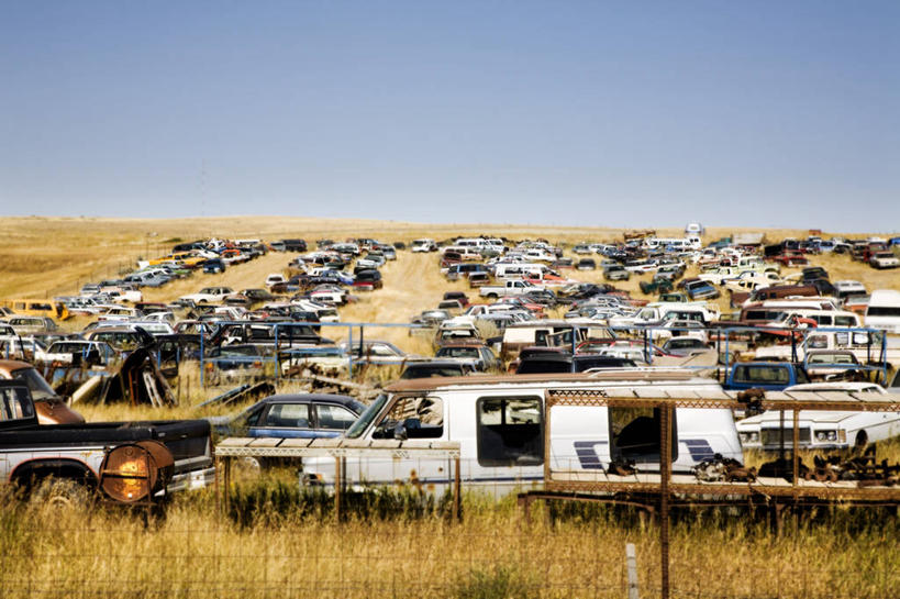 无人,横图,俯视,室外,白天,草地,草坪,美景,植物,汽车,加拿大,许多,阴影,平静,光线,影子,景观,铁丝网,很多,凌乱,车,草,蓝色,绿色,蓝天,天空,阳光,自然,交通工具,轿车,天,景色,安静,晴朗,宁静,混乱,北美,北美洲,静谧,自然风光,载具,美洲,万里无云,北亚美利加洲,亚美利加洲,沉静,恬静,安祥,僻静,清静,太平,萨省,萨斯喀彻温省,纷乱,缭乱,庞杂,铁蒺藜,晴空,晴空万里,彩图,高角度拍摄