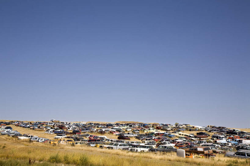 无人,横图,俯视,室外,白天,草地,草坪,美景,植物,汽车,加拿大,许多,阴影,平静,光线,影子,景观,铁丝网,很多,凌乱,车,草,蓝色,绿色,蓝天,天空,阳光,自然,交通工具,轿车,天,景色,安静,晴朗,宁静,混乱,北美,北美洲,静谧,自然风光,载具,美洲,万里无云,北亚美利加洲,亚美利加洲,沉静,恬静,安祥,僻静,清静,太平,萨省,萨斯喀彻温省,纷乱,缭乱,庞杂,铁蒺藜,晴空,晴空万里,彩图,高角度拍摄