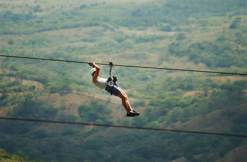 西方人,一个人,横图,俯视,室外,白天,运动服,锻炼,旅游,度假,探险,运动,草地,草坪,植物,帽子,欧洲,欧洲人,仅一个年轻女性,仅一个女性,仅一个人,吊挂,悬挂,阴影,服装,光线,影子,挂,娱乐,极限运动,运动帽,草,树,树木,衣服,绿色,阳光,自然,绳子,享受,休闲,鸭舌帽,放松,服饰,生长,成长,绳索,衣着,穿着,室外运动,户外运动,衣饰,走钢丝,冒险,体育,年轻女性,女人,女性,白种人,彩图,高角度拍摄,全身,健身,达瓦孜,运动装