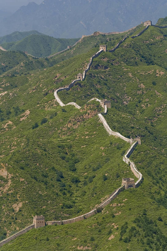 无人,竖图,俯视,航拍,室外,白天,旅游,度假,石头,美景,名胜古迹,山,山脉,植物,地标,北京,中国,亚洲,一堆,阴影,堆叠,堆积,新鲜,遗迹,光线,石子,影子,景观,山峰,山峦,首都,古迹,文化,文物,娱乐,古建筑,树,树木,绿色,阳光,自然,群山,享受,休闲,旅游胜地,景色,放松,生长,成长,青春,堆,生命,鸟瞰,文明,自然风光,和平,安详,古文明,东亚,世界文化遗产,中华人民共和国,北京市,京,北平,华北地区,密云县,冷色,长久,久长,悠长,悠久,古北口镇,司马台,司马台长城,司马台村,石块,岩石,彩图,高角度拍摄,标志性建筑