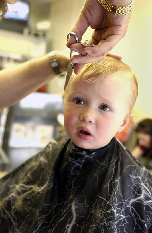 西方人,儿童,头发,理发师,商店,站,坐,竖图,室内,白天,正面,纯洁,欧洲,欧洲人,一把,修剪,朦胧,模糊,工具,剪刀,围兜,注视,商铺,小孩,剃头,观察,看,站着,可爱,童年,童趣,观看,剪发,理发店,裁剪,察看,剪子,剪裁,切割,关注,美发店,童真,美容店,烂漫,无邪,理发围布,市肆,商号,剪发围布,理发围兜,围布,天真,男孩,年轻女性,女人,女性,白种人,孩子,年轻人,发型师,理发员,美发师,站立,坐着,半身,彩图,理发,店铺,男生