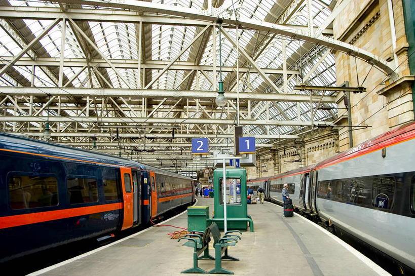 无人,横图,室内,白天,正面,旅游,度假,天花板,火车,车站,金属制品,英国,欧洲,两辆,阴影,光线,结构,金属,影子,走道,走廊,过道,站台,构造,娱乐,苏格兰,月台,车,框架,交通工具,驾驶,行驶,享受,休闲,放松,操纵,控制,西欧,布局,载具,大不列颠,操控,大不列颠及北爱尔兰联合王国,苏格兰高地,首府,把持,大不列颠联合王国,日不落英帝国,苏格兰王国,因弗内斯,彩图