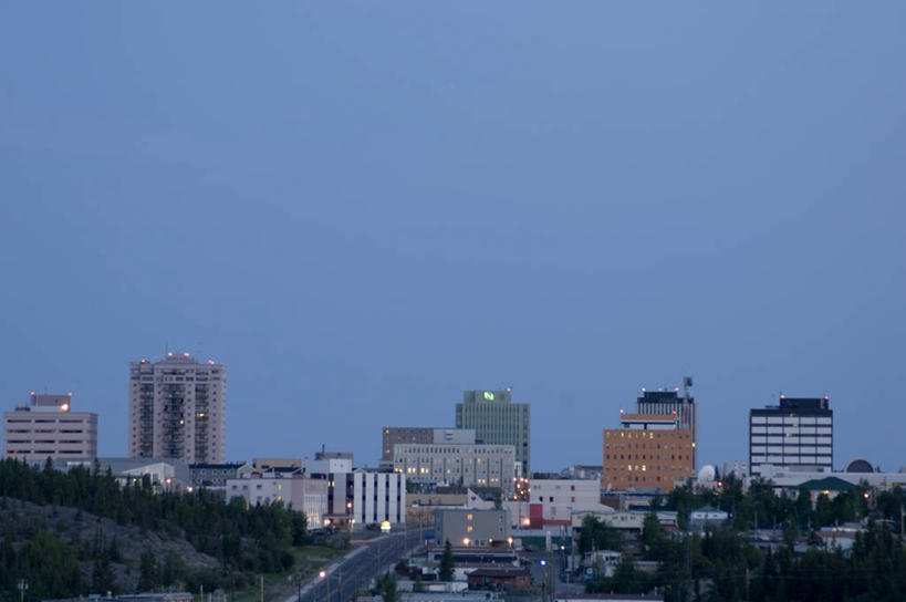 无人,高楼大厦,横图,全景,室外,白天,正面,度假,美景,天际线,植物,城市风光,城市,大厦,建筑,摩天大楼,加拿大,景观,建筑群,娱乐,建设,树,树木,蓝色,绿色,蓝天,天空,天,享受,休闲,景色,放松,生长,晴朗,成长,北美,北美洲,美洲,万里无云,首府,北亚美利加洲,亚美利加洲,西北地区,耶罗纳夫,耶洛奈夫,晴空,晴空万里,彩图,大楼,高层建筑,高楼,摩天楼,黄刀镇,西北领地