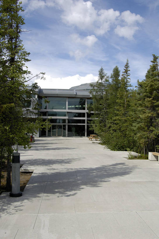 无人,竖图,室外,白天,正面,旅游,度假,植物,标志建筑,地标,建筑,加拿大,阴影,光线,影子,云,云朵,云彩,娱乐,建设,国会大厦,树,树木,蓝色,绿色,白云,蓝天,天空,阳光,天,享受,休闲,旅游胜地,放松,生长,晴朗,成长,北美,北美洲,美洲,国会大楼,首府,议会大厦,议会大楼,首都大厦,州议会大厦,州政府,州会议厅,北亚美利加洲,亚美利加洲,西北地区,耶罗纳夫,联邦大楼,耶洛奈夫,晴空,彩图,黄刀镇,西北领地