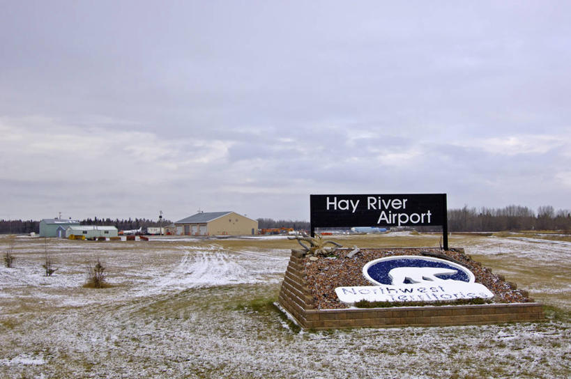 无人,机场,横图,室外,白天,正面,旅游,度假,美景,飞机场,指示牌,加拿大,英文,标志,路标,文字,字符,字母,景观,云,云朵,云彩,娱乐,标识,蓝色,白色,黑色,白云,蓝天,天空,自然,天,享受,休闲,景色,放松,晴朗,英文字母,北美,北美洲,自然风光,美洲,北亚美利加洲,亚美利加洲,西北地区,航空站,空港,晴空,彩图,西北领地