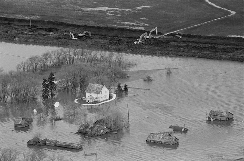 无人,家,横图,俯视,航拍,黑白,室外,白天,河流,水,植物,加拿大,房屋,屋顶,屋子,河水,水流,顶棚,楼房,住宅,树,树木,绿色,自然,生长,成长,北美,北美洲,鸟瞰,灾难,美洲,北亚美利加洲,亚美利加洲,马尼托巴,马尼托巴省,曼尼托巴省,劫难,磨难,灾祸,大水,洪水,高角度拍摄,房子,曼省,缅尼托巴省,缅省,灾害