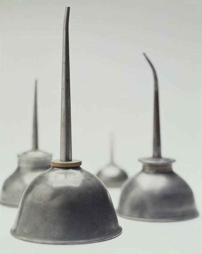 无人,竖图,室内,特写,白天,白色背景,正面,绘画,静物,艺术,美术用品,布置,灰色,四个,摄影,影棚,美术,安排,绘画工具,油壶,柔和,大方,细致,中间色,朴素,平稳,安顿,安放,安置,彩图,影棚拍摄,拍摄