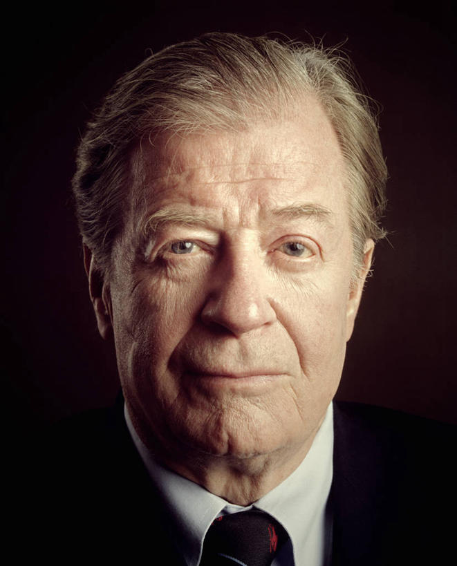 西方人,脸,头,脸颊,皱纹,一个人,演员,竖图,室内,特写,白天,正面,衬衫,西装,欧洲,欧洲人,仅一个男性,仅一个人,阴影,黑色背景,套装,正装,光线,影子,灯光,领带,注视,职业装,观察,看,仅一个老年男性,摄影,影棚,观看,察看,关注,老年男性,男人,男性,白种人,头部,脸部,脸蛋,面部,制片人,半身,彩图,影棚拍摄,衬衣,拍摄,编剧,詹姆斯.克伦威尔