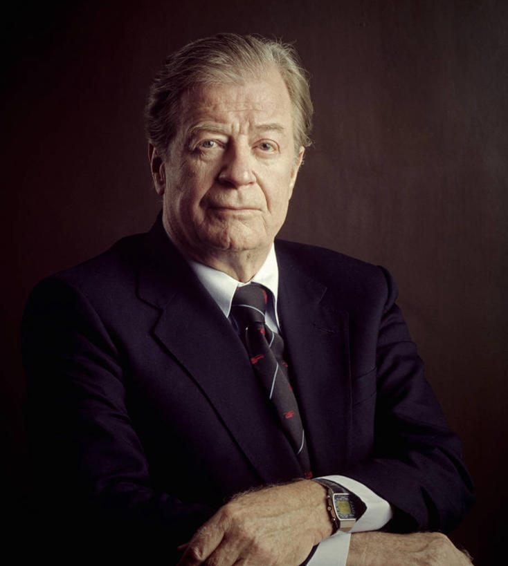 西方人,皱纹,一个人,演员,坐,竖图,室内,白天,正面,衬衫,西装,欧洲,欧洲人,仅一个男性,仅一个人,阴影,黑色背景,套装,正装,光线,影子,灯光,领带,注视,职业装,观察,看,仅一个老年男性,摄影,影棚,观看,察看,关注,老年男性,男人,男性,白种人,制片人,坐着,半身,彩图,影棚拍摄,衬衣,拍摄,编剧,詹姆斯.克伦威尔