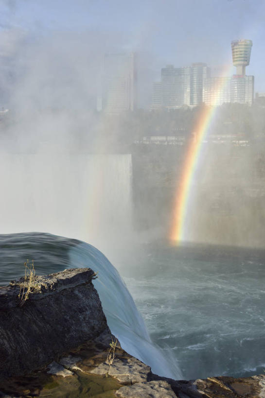 无人,高楼大厦,竖图,俯视,室外,白天,度假,彩虹,河流,石头,美景,瀑布,水,雾,城市风光,标志建筑,城市,大厦,地标,建筑,摩天大楼,加拿大,阴影,飞溅,繁华,朦胧,模糊,粗糙,湍急,溅,光线,石子,液体,影子,河水,景观,水滴,水流,悬崖,娱乐,建设,现代,水珠,蓝色,蓝天,天空,阳光,天,享受,休闲,陡峭,景色,放松,高低,晴朗,凹凸,迷雾,毛糙,北美,北美洲,喷洒,美洲,大瀑布,万里无云,北亚美利加洲,亚美利加洲,绝壁,尼加拉瀑布,繁荣,安大略省,安省,笔陡,峻峭,发达,马蹄瀑布,尼亚加拉大瀑布,尼亚加拉河,尼亚加拉瀑布,跌水,石块,岩石,大雾,虹,虹桥,七彩虹,晴空,晴空万里,天虹,彩图,高角度拍摄,大楼,高层建筑,高楼,摩天楼,金马蹄地区,雷神之水,尼加伙,尼亚加拉半岛,尼亚加拉瀑布城,尼亚加拉区,加拿大瀑布,粗拙