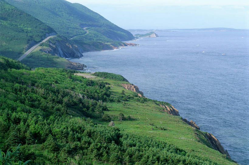 无人,公园,横图,俯视,室外,白天,旅游,度假,草地,草坪,海浪,海洋,美景,山,山脉,植物,加拿大,波纹,平静,景观,浪花,山峰,水平线,辽阔,海平线,山峦,娱乐,草,树,树木,蓝色,绿色,蓝天,水纹,天空,自然,海水,波浪,群山,天,享受,休闲,广阔,景色,安静,放松,生长,晴朗,成长,宁静,一望无际,北美,北美洲,国家公园,静谧,自然风光,美洲,海景,新斯科舍,万里无云,北亚美利加洲,亚美利加洲,沉静,恬静,安祥,僻静,清静,太平,布雷顿角岛,新斯科舍省,无边无际,一马平川,大海,风浪,海,海水的波动,近岸浪,涌浪,晴空,晴空万里,彩图,高角度拍摄,布雷顿角高地国家公园,诺省,斯高沙省,新省,新斯高沙省,新斯科细亚省,水天相接,水天一线