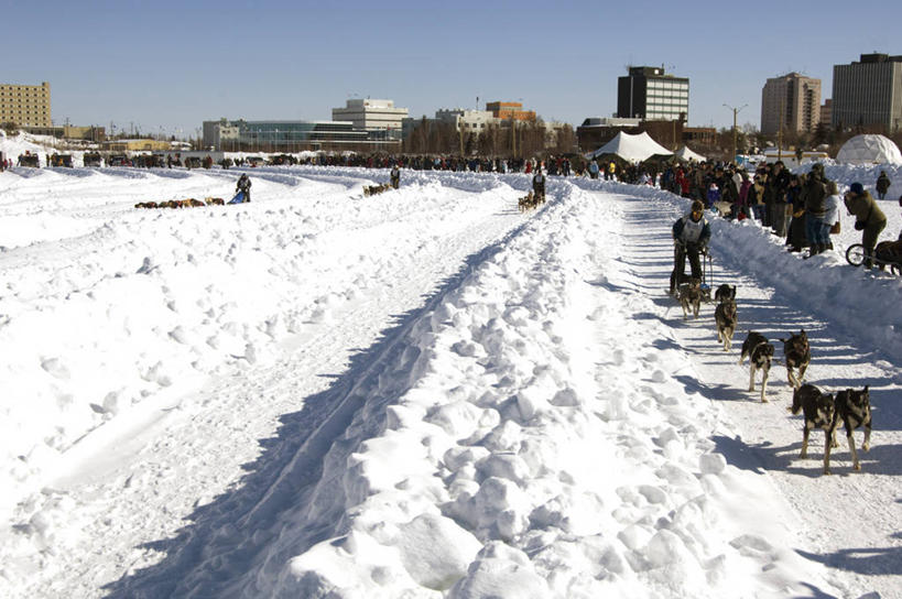 西方人,走,横图,室外,白天,侧面,旅游,度假,美景,雪,植物,大雪,标志建筑,道路,地标,建筑,路,宠物,狗,欧洲,加拿大,欧洲人,一堆,一排,许多,阴影,堆叠,堆积,整齐,光线,影子,积雪,景观,雪景,冬季,冬天,建筑群,小路,交通,很多,许多人,注视,娱乐,建设,树,树木,排列,蓝色,绿色,蓝天,天空,阳光,自然,动物,天,观察,看,一群人,享受,休闲,景色,放松,寒冷,可爱,生长,晴朗,成长,观看,堆,察看,北美,北美洲,队列,关注,自然风光,美洲,忠诚,万里无云,首府,北亚美利加洲,亚美利加洲,严寒,西北地区,耶罗纳夫,耶洛奈夫,男人,男性,年轻男性,年轻女性,女人,女性,白种人,晴空,晴空万里,犬,步行,散步,走路,彩图,全身,黄刀镇,西北领地