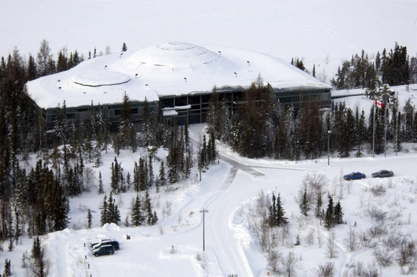 无人,横图,俯视,室外,白天,旅游,度假,美景,树林,雪,植物,大雪,标志建筑,道路,地标,建筑,路,加拿大,一堆,一排,阴影,堆叠,堆积,整齐,光线,影子,积雪,景观,雪景,冬季,冬天,建筑群,小路,交通,娱乐,建设,树,树木,排列,蓝色,绿色,蓝天,天空,阳光,自然,天,享受,休闲,景色,放松,寒冷,生长,晴朗,成长,堆,北美,北美洲,队列,自然风光,美洲,万里无云,首府,北亚美利加洲,亚美利加洲,严寒,西北地区,耶罗纳夫,耶洛奈夫,晴空,晴空万里,彩图,高角度拍摄,黄刀镇,西北领地