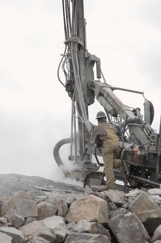 西方人,一个人,站,竖图,室外,白天,工作服,制服,石头,雪,大雪,汽车,帽子,欧洲,欧洲人,仅一个男性,仅一个人,一堆,一辆,堆叠,堆积,朦胧,模糊,石子,头盔,积雪,雪景,冬季,冬天,注视,车,仅一个年轻男性,背面,安全帽,交通工具,观察,看,站着,机械,工程车,寒冷,观看,堆,挖掘机,察看,关注,载具,挖土机,一顶,严寒,交通运输,农用机械,工作制服,男人,男性,年轻男性,白种人,石块,岩石,站立,彩图,全身,工作套服