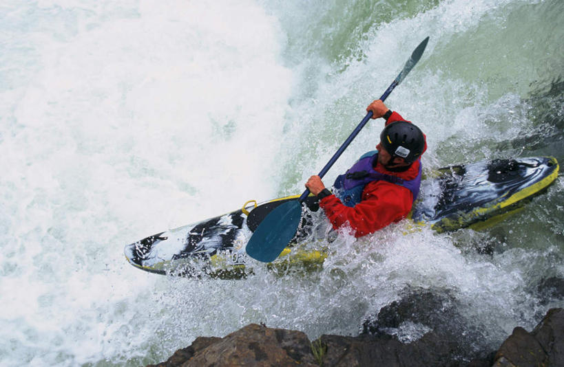 皮划艇,西方人,一个人,坐,横图,俯视,室外,白天,湖,湖泊,石头,水,急流,船,欧洲,加拿大,欧洲人,仅一个男性,仅一个人,一堆,一艘,握,阴影,堆叠,堆积,服装,光线,石子,影子,湖面,水流,水面,拿,拿着,注视,休闲装,仅一个年轻男性,一个,衣服,阳光,交通工具,湖水,观察,看,休闲,休闲服,激流,握着,服饰,单个,观看,堆,桨,察看,北美,北美洲,关注,载具,美洲,北亚美利加洲,亚美利加洲,洪流,男人,男性,年轻男性,白种人,石块,岩石,坐着,彩图,高角度拍摄,全身