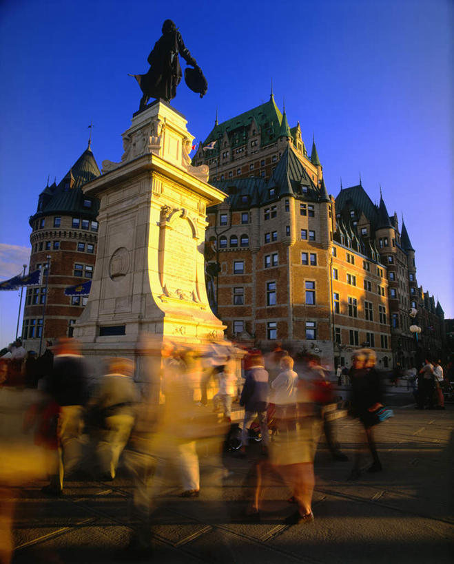 西方人,教堂,竖图,室外,白天,仰视,雕塑,欧洲,加拿大,欧洲人,阴影,服装,节日,艺术,装饰,光线,雕刻,雕像,影子,许多人,休闲装,文化,衣服,蓝色,蓝天,天空,阳光,工艺品,天,祈祷,一群人,休闲,健康,休闲服,许愿,宗教,服饰,信仰,晴朗,纪念,快速,祈求,美术,北美,北美洲,基督教,天主教,主题,美洲,陈列,信念,万里无云,功能,美学,快捷,北亚美利加洲,亚美利加洲,魁北克省,疾速,倏地,平安,男人,男性,年轻男性,年轻女性,女人,女性,白种人,晴空,晴空万里,彩图,低角度拍摄,全身,大教堂,礼拜堂