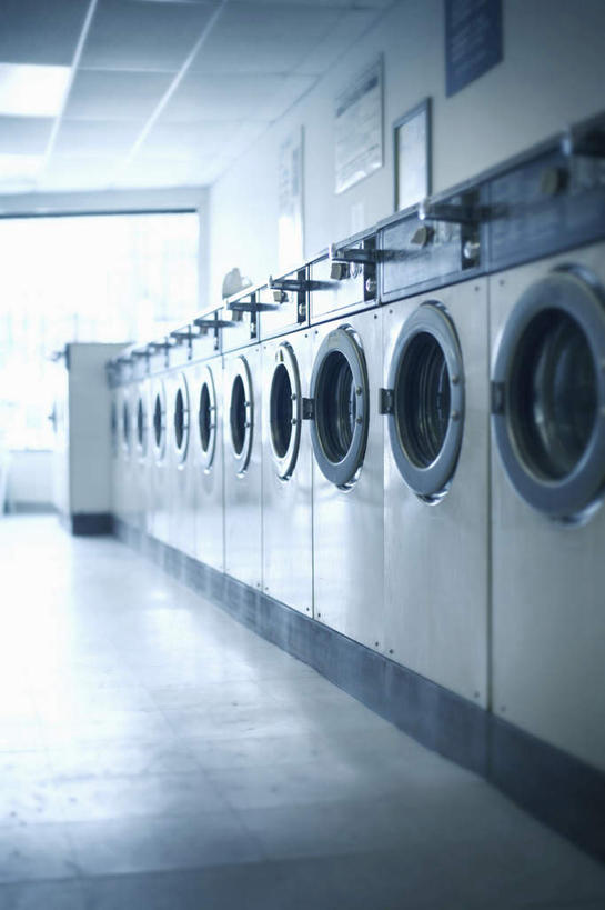 无人,竖图,室内,白天,正面,窗户,一排,许多,阴影,整齐,光线,瓷砖,地砖,电器,影子,房屋,屋子,地面,很多,楼房,玻璃窗,排列,阳光,洗衣机,家电,家用电器,队列,洗衣店,清洗,洗涤,彩图,房子