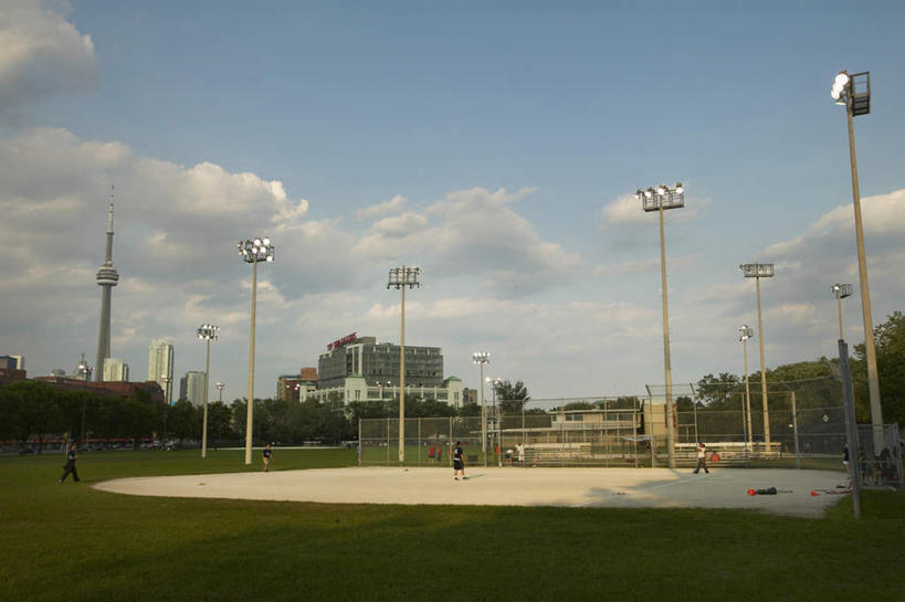 无人,横图,室外,白天,正面,锻炼,旅游,度假,运动,棒球,垒球,草地,草坪,植物,标志建筑,地标,建筑,路灯,照明,加拿大,阴影,光线,影子,云,云朵,灯光,云彩,娱乐,建设,灯,球,草,树,树木,蓝色,绿色,白云,蓝天,天空,阳光,自然,天,享受,休闲,旅游胜地,放松,生长,晴朗,成长,照亮,北美,北美洲,照明设备,美洲,电视塔,多伦多,省会,北亚美利加洲,亚美利加洲,加拿大多伦多电视塔,加拿大国家电视塔,CN电视塔,安大略省,安省,北方好莱坞,多伦多市,西恩塔,体育,晴空,彩图,健身