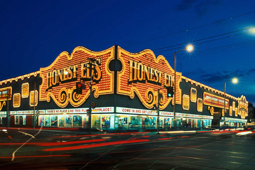 无人,商店,横图,彩色,室外,夜晚,正面,购物,旅游,度假,安全,消费,标志建筑,超市,道路,地标,建筑,路,霓虹灯,公路,照明,加拿大,英文,标志,文字,字符,字母,红绿灯,灯光,七彩,信号灯,交通,娱乐,光源,标识,建设,霓虹,灯,灯具,享受,休闲,旅游胜地,放松,警示,金融,百货,英文字母,车灯,尾灯,照亮,提醒,北美,北美洲,照明设备,提示,美洲,流通,选购,贸易,百货公司,多伦多,交通信号灯,行人信号灯,省会,氖灯,北亚美利加洲,亚美利加洲,血拼,安大略省,安省,北方好莱坞,多伦多市,马路,彩图,购物商场,购物中心,商业中心