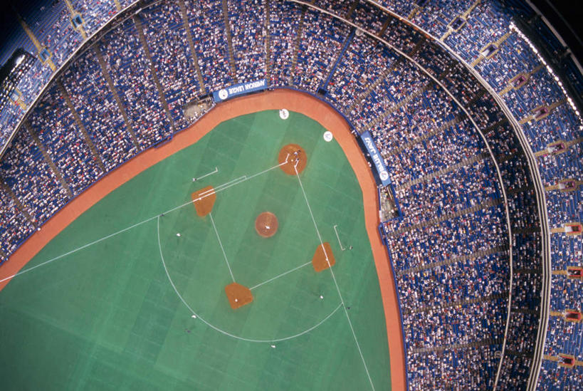 西方人,体育馆,运动场,坐,横图,俯视,航拍,室外,白天,锻炼,旅游,度假,运动,棒球,垒球,标志建筑,地标,建筑,欧洲,加拿大,欧洲人,服装,看台,许多人,注视,休闲装,娱乐,建设,体育场,球,衣服,观察,看,一群人,享受,休闲,休闲服,旅游胜地,放松,服饰,观看,察看,北美,北美洲,鸟瞰,关注,美洲,多伦多,省会,北亚美利加洲,亚美利加洲,运动馆,安大略省,安省,北方好莱坞,多伦多市,体育,白种人,坐着,彩图,高角度拍摄,全身,健身