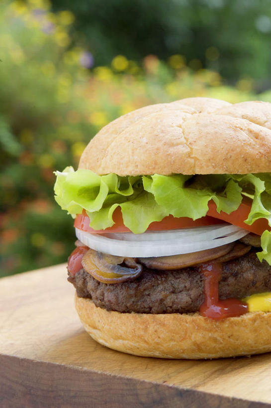 奶酪,无人,竖图,室外,特写,白天,正面,餐桌,桌子,城市,德国,欧洲,阴影,朦胧,模糊,光线,影子,肉,干酪,汉堡,牛肉,起司,芝士,营养,肉类,一个,阳光,乳酪,单个,餐台,乳制品,西欧,发酵,肉食,德意志联邦共和国,汉堡市,彩图,海港