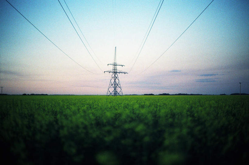 无人,横图,室外,白天,正面,旅游,度假,草地,草坪,美景,植物,金属制品,阴影,电力,光线,金属,电线,线,影子,景观,电能,线路,娱乐,草,蓝色,绿色,蓝天,天空,阳光,自然,天,享受,休闲,景色,放松,晴朗,电,电源,电源线,自然风光,能量,变压器,万里无云,晴空,晴空万里,彩图