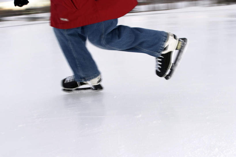 西方人,腿部,腿,一个人,横图,俯视,室外,特写,白天,锻炼,运动,滚轴溜冰,滑冰,湖,湖泊,水,欧洲,欧洲人,阴影,服装,光线,影子,冰,湖面,水流,水面,旱冰鞋,溜冰鞋,注视,休闲装,衣服,湖水,观察,看,休闲,休闲服,轮滑鞋,寒冷,服饰,观看,察看,冰冷,关注,严寒,单排轮滑,冰凉,酷寒,凛冽,凛凛,极冷,冰上运动,冬季运动,体育,溜冰,轮滑,白种人,半身,彩图,高角度拍摄,健身