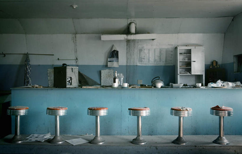 无人,横图,室内,白天,正面,餐桌,桌子,椅子,一排,阴影,整齐,光线,影子,塑料,墙,凌乱,墙壁,墙面,排列,阳光,塑料制品,餐台,混乱,队列,纷乱,缭乱,庞杂,饭铺,彩图,饭店,饭馆,咖啡馆