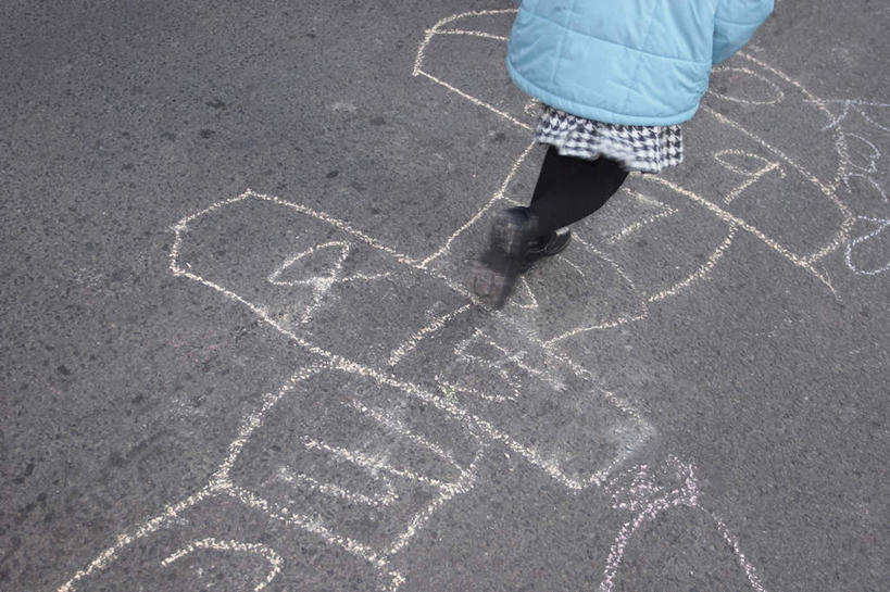 西方人,儿童,一个人,横图,俯视,室外,白天,游戏,纯洁,欧洲,欧洲人,仅一个女性,仅一个人,服装,英文,标志,文字,字符,字母,玩,休闲装,娱乐,标识,小孩,衣服,仅一个小孩,休闲,休闲服,可爱,童年,童趣,服饰,活动,跳房子,英文字母,发泄,消遣,智力,童真,烂漫,无邪,宣泄,跳方格,跳方阵,天真,女孩,女人,女性,白种人,孩子,玩耍,嬉戏,半身,彩图,高角度拍摄,女生