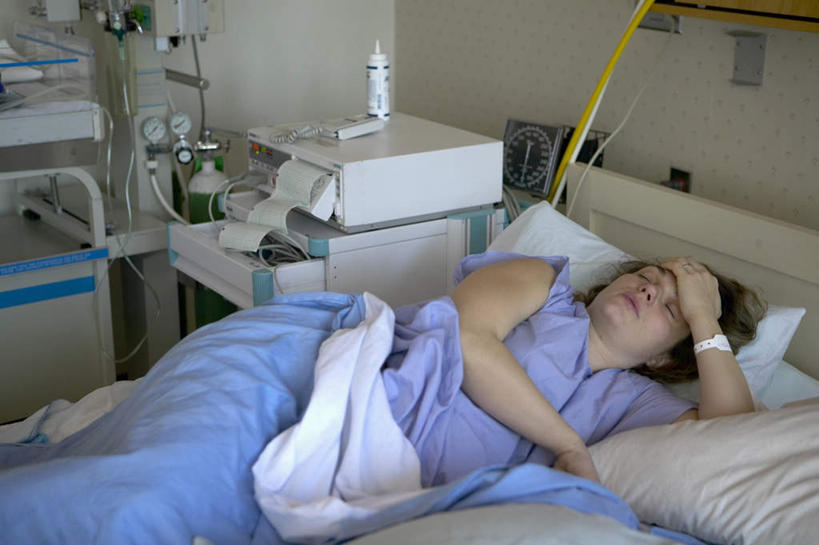 西方人,一个人,病人,医院,躺,睡,横图,俯视,室内,白天,床,欧洲,欧洲人,仅一个年轻女性,仅一个女性,仅一个人,朦胧,模糊,床单,被子,单人床,呼吸机,被单,医疗机构,卧着,年轻女性,女人,女性,白种人,患者,就医者,困,困觉,寝息,睡觉,躺着,卧,半身,彩图,高角度拍摄,病院,诊所