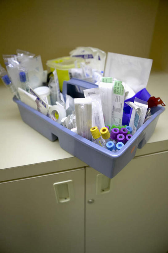 无人,竖图,俯视,室内,特写,白天,安全,实验,仪器,静物,杯子,餐具,朦胧,模糊,研究,透明,分析,化学,测试,碟子,盘,试管,药剂,防护,玻璃制品,盘子,玻璃瓶,瓶子,药品,碟,器皿,针管,针筒,治疗,注射,保护,药物,医疗,医疗设备,注射器,保险,预防,计量,玻璃仪器,试验耗材,实验用品,急救包,平安,玻璃杯,彩图,高角度拍摄