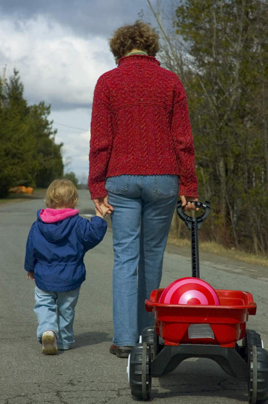 西方人,儿童,老年人,手,两个人,家庭,祖母,走,竖图,室外,白天,游戏,纯洁,道路,路,公路,玩具,欧洲,欧洲人,握,阴影,服装,裤子,光线,影子,云,云朵,地面,交通,玩,云彩,注视,牛仔裤,休闲装,娱乐,车,小孩,背面,衣服,蓝色,白云,蓝天,天空,阳光,童车,天,观察,看,休闲,温暖,温馨,一家人,手部,休闲服,可爱,童年,童趣,益智,握着,服饰,晴朗,奶奶,观看,活动,祖孙,和睦,察看,关注,消遣,载具,童真,烂漫,无邪,外婆,外祖母,外孙,外孙子,折叠童车,天真,老年女性,男孩,女人,女性,白种人,孩子,孙子,晴空,马路,步行,散步,玩耍,嬉戏,走路,彩图,全身,融洽,男生