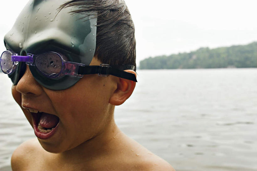 西方人,儿童,一个人,站,横图,室外,白天,侧面,纯洁,湖,湖泊,水,植物,哺乳动物,貘,野生动物,欧洲,欧洲人,仅一个男性,仅一个人,一副,一排,许多,阴影,整齐,光线,面具,眼镜,影子,泳镜,湖面,水流,水面,地面,很多,注视,裸露,树,树木,排列,小孩,绿色,阳光,自然,动物,游泳眼镜,湖水,观察,看,站着,张嘴,仅一个小孩,可爱,童年,童趣,活泼,生长,成长,观看,察看,队列,关注,裸,张大嘴巴,童真,烂漫,无邪,南美貘,天真,男孩,男人,男性,白种人,孩子,张开嘴,站立,半身,彩图,男生