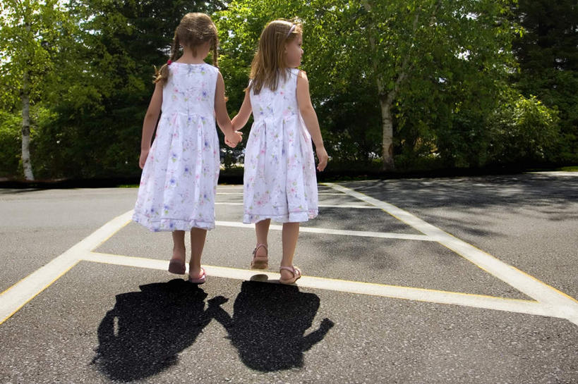 西方人,儿童,两个人,伙伴,朋友,走,握手,横图,室外,白天,裙子,友谊,纯洁,树林,植物,道路,路,公路,欧洲,欧洲人,连衣裙,分界线,停车线,交通,注视,树,树木,小孩,背面,绿色,自然,观察,看,可爱,童年,童趣,生长,成长,观看,车行道,车行道分界线,察看,关注,标线,童真,烂漫,无邪,车行线,天真,友情,女孩,女人,女性,白种人,马路,步行,搀手,拉手,散步,手搀手,手拉手,手牵手,手握手,走路,彩图,全身,女生