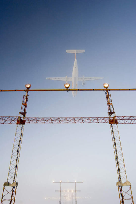 无人,竖图,室外,白天,仰视,旅游,度假,技术,美景,飞机,建筑,一艘,飞翔,阴影,飞行,光线,影子,景观,交通,翱翔,娱乐,设备,航空,飞,施工,蓝色,蓝天,天空,阳光,自然,交通工具,天,驾驶,行驶,享受,休闲,机械,起重机,景色,放松,运输,飘浮,操纵,控制,工程,客机,自然风光,载具,操控,把持,彩图,低角度拍摄