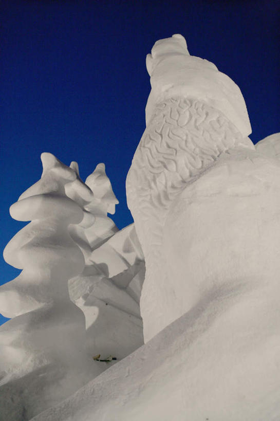 无人,竖图,室外,白天,仰视,旅游,度假,美景,雕塑,加拿大,阴影,艺术,装饰,光线,雕刻,雕像,影子,冰,景观,娱乐,蓝色,蓝天,天空,阳光,自然,工艺品,浮冰,天,享受,休闲,景色,放松,寒冷,晴朗,纪念,美术,冰冷,北美,北美洲,自然风光,冰雕,主题,美洲,陈列,万里无云,首府,功能,美学,北亚美利加洲,亚美利加洲,严寒,冰凉,酷寒,凛冽,凛凛,极冷,流冰,浮冰块,育空,育空地区,白马市,怀特霍斯,晴空,晴空万里,彩图,低角度拍摄