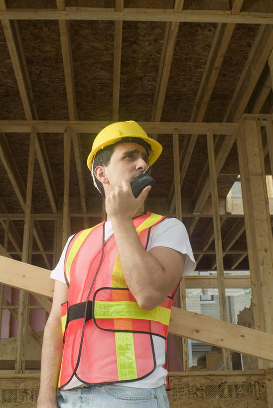 西方人,一个人,栏杆,说,竖图,室内,白天,仰视,工作服,制服,通讯,帽子,欧洲,欧洲人,仅一个男性,仅一个人,握,阴影,光线,木制,头盔,影子,围栏,拿,移动,拿着,扭头,通讯设备,护栏,交错,仅一个年轻男性,阳光,安全帽,木制品,建筑工地,转头,握着,通信,对讲机,交织,地盘,建筑地盘,施工地盘,工作制服,交流,男人,男性,年轻男性,白种人,沟通,讲话,交谈,说话,谈话,通话,半身,彩图,低角度拍摄,工作套服,工地