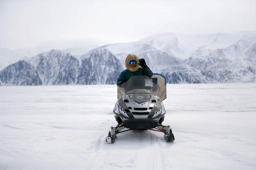 西方人,一个人,坐,横图,室外,白天,正面,旅游,度假,山,雪,雪山,雾,大雪,摩托车,帽子,欧洲,加拿大,欧洲人,仅一个男性,仅一个人,一辆,阴影,服装,朦胧,模糊,光线,头盔,影子,冰,积雪,山峰,雪景,冬季,冬天,山峦,休闲装,娱乐,车,仅一个年轻男性,衣服,阳光,安全帽,交通工具,享受,休闲,休闲服,放松,寒冷,服饰,迷雾,冰冷,北美,北美洲,载具,美洲,户外运动,北亚美利加洲,亚美利加洲,严寒,冰凉,酷寒,凛冽,凛凛,极冷,巴芬岛,男人,男性,年轻男性,白种人,大雾,坐着,彩图,全身