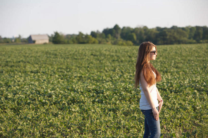 西方人,一个人,家,木屋,农田,站,横图,室外,白天,侧面,旅游,度假,庄稼,农作物,草地,草坪,植物,欧洲,加拿大,欧洲人,仅一个年轻女性,仅一个女性,仅一个人,阴影,服装,光线,墨镜,眼镜,影子,辽阔,休闲装,娱乐,住宅,草,树,树木,衣服,蓝色,绿色,风景,蓝天,天空,阳光,自然,太阳镜,太阳眼镜,天,站着,享受,休闲,广阔,休闲服,遮阳镜,景色,放松,服饰,生长,成长,风光,景物,北美,北美洲,美洲,多伦多,省会,北亚美利加洲,亚美利加洲,风物,光景,景致,广大,广宽,空阔,安大略省,安省,北方好莱坞,多伦多市,年轻女性,女人,女性,白种人,站立,半身,彩图,耕地,庄稼田,茅舍,茅屋,棚屋,小木屋,小屋