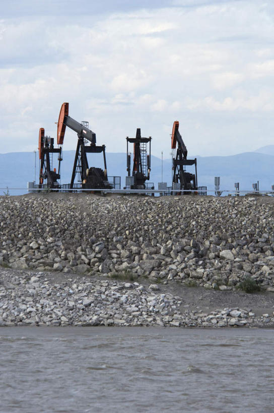 无人,竖图,室外,白天,正面,旅游,度假,河流,石头,水,加拿大,阴影,光线,石子,影子,河水,水流,云,云朵,云彩,娱乐,蓝色,白云,风景,蓝天,天空,阳光,天,享受,休闲,景色,放松,晴朗,风光,景物,北美,北美洲,美洲,北亚美利加洲,亚美利加洲,钻塔,西北地区,风物,光景,景致,石块,晴空,彩图