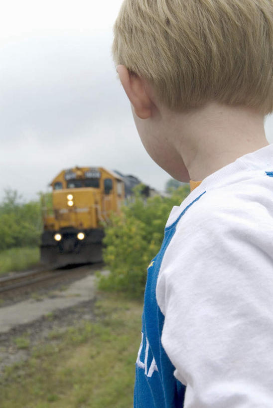 西方人,儿童,一个人,竖图,室外,白天,侧面,纯洁,草地,草坪,植物,道路,路,铁路,火车,欧洲,加拿大,欧洲人,仅一个男性,仅一个人,阴影,服装,光线,影子,小路,轨道,交通,铁轨,休闲装,车,草,树,树木,小孩,衣服,黄色,蓝色,绿色,蓝天,天空,阳光,自然,交通工具,天,仅一个小孩,一列,休闲,休闲服,可爱,童年,童趣,运输,服饰,生长,晴朗,成长,北美,北美洲,载具,美洲,童真,烂漫,无邪,万里无云,北亚美利加洲,亚美利加洲,天真,男孩,男人,男性,白种人,孩子,晴空,晴空万里,半身,彩图,男生