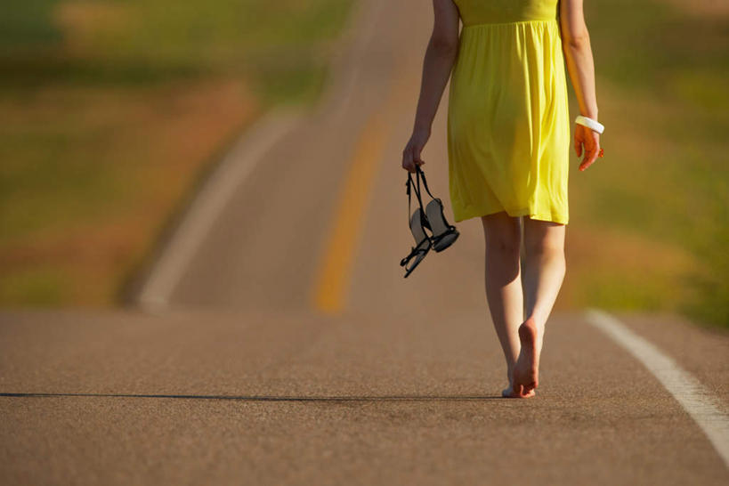 西方人,一个人,走,横图,室外,白天,高跟鞋,裙子,时尚,草地,草坪,植物,道路,路,公路,鞋子,欧洲,欧洲人,仅一个年轻女性,仅一个女性,仅一个人,握,阴影,连衣裙,朦胧,模糊,装饰,光线,影子,分界线,停车线,交通,拿,拿着,光脚,草,背面,绿色,阳光,赤脚,握着,手镯,车行道,车行道分界线,华丽,修饰,点缀,时髦,标线,车行线,衬托,美观,雅致,雅观,时兴,年轻女性,女人,女性,白种人,马路,步行,散步,走路,半身,彩图