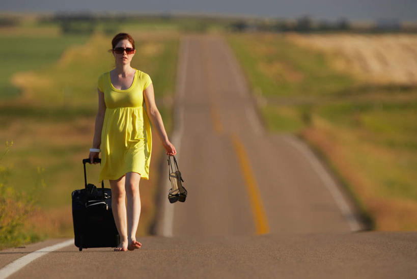 西方人,一个人,走,横图,室外,白天,正面,高跟鞋,裙子,时尚,草地,草坪,植物,道路,路,公路,鞋子,欧洲,欧洲人,仅一个年轻女性,仅一个女性,仅一个人,握,阴影,连衣裙,朦胧,模糊,光线,拉杆箱,旅行箱,影子,分界线,停车线,交通,拿,拿着,草,绿色,阳光,行李箱,箱子,握着,出差,车行道,车行道分界线,时髦,标线,车行线,时兴,年轻女性,女人,女性,白种人,马路,步行,散步,走路,彩图,全身,旅行