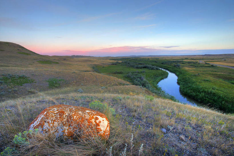 无人,横图,俯视,室外,白天,旅游,度假,草地,草坪,河流,石头,美景,日落,山,山脉,水,植物,加拿大,阴影,波纹,光线,石子,影子,河水,景观,山峰,水流,晚霞,霞光,云,云朵,落日,山峦,云彩,娱乐,草,蓝色,绿色,白云,蓝天,水纹,天空,阳光,自然,黄昏,波浪,群山,天,享受,休闲,景色,彩霞,放松,晴朗,北美,北美洲,自然风光,美洲,北亚美利加洲,亚美利加洲,萨省,萨斯喀彻温省,夕照,石块,岩石,晴空,夕阳,彩图,高角度拍摄,斜阳