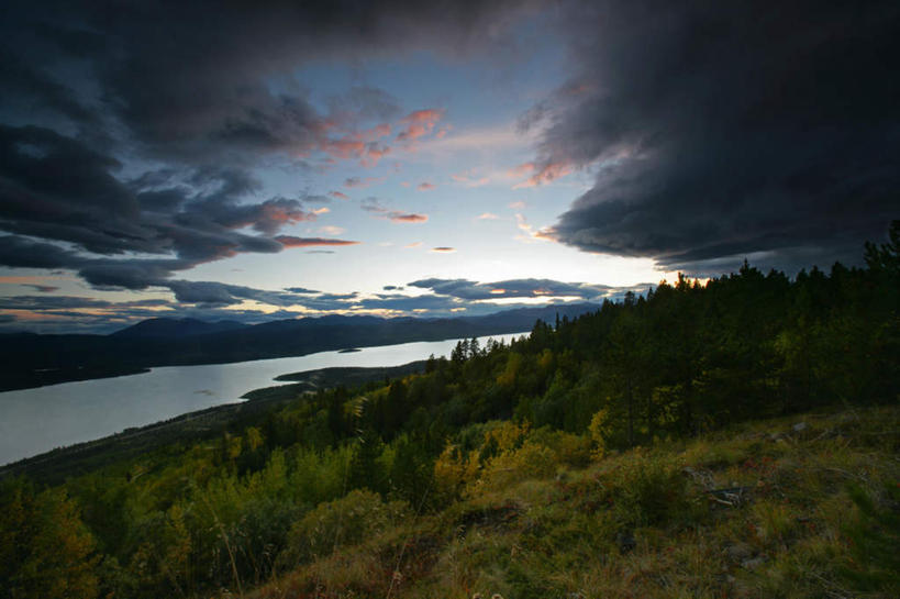 无人,横图,俯视,室外,白天,旅游,度假,草地,草坪,河流,石头,美景,森林,山,山脉,树林,水,植物,加拿大,阴影,波纹,光线,石子,影子,河水,景观,山峰,水流,云,云朵,山峦,云彩,娱乐,草,树,树木,蓝色,绿色,白云,蓝天,水纹,天空,阳光,自然,波浪,群山,天,享受,休闲,景色,放松,生长,成长,北美,北美洲,自然风光,美洲,北亚美利加洲,亚美利加洲,育空,育空地区,石块,岩石,彩图,高角度拍摄